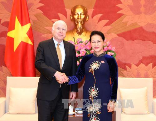 Chủ tịch Quốc hội tiếp Đoàn Uỷ ban Quân vụ Thượng viện Hoa Kỳ 